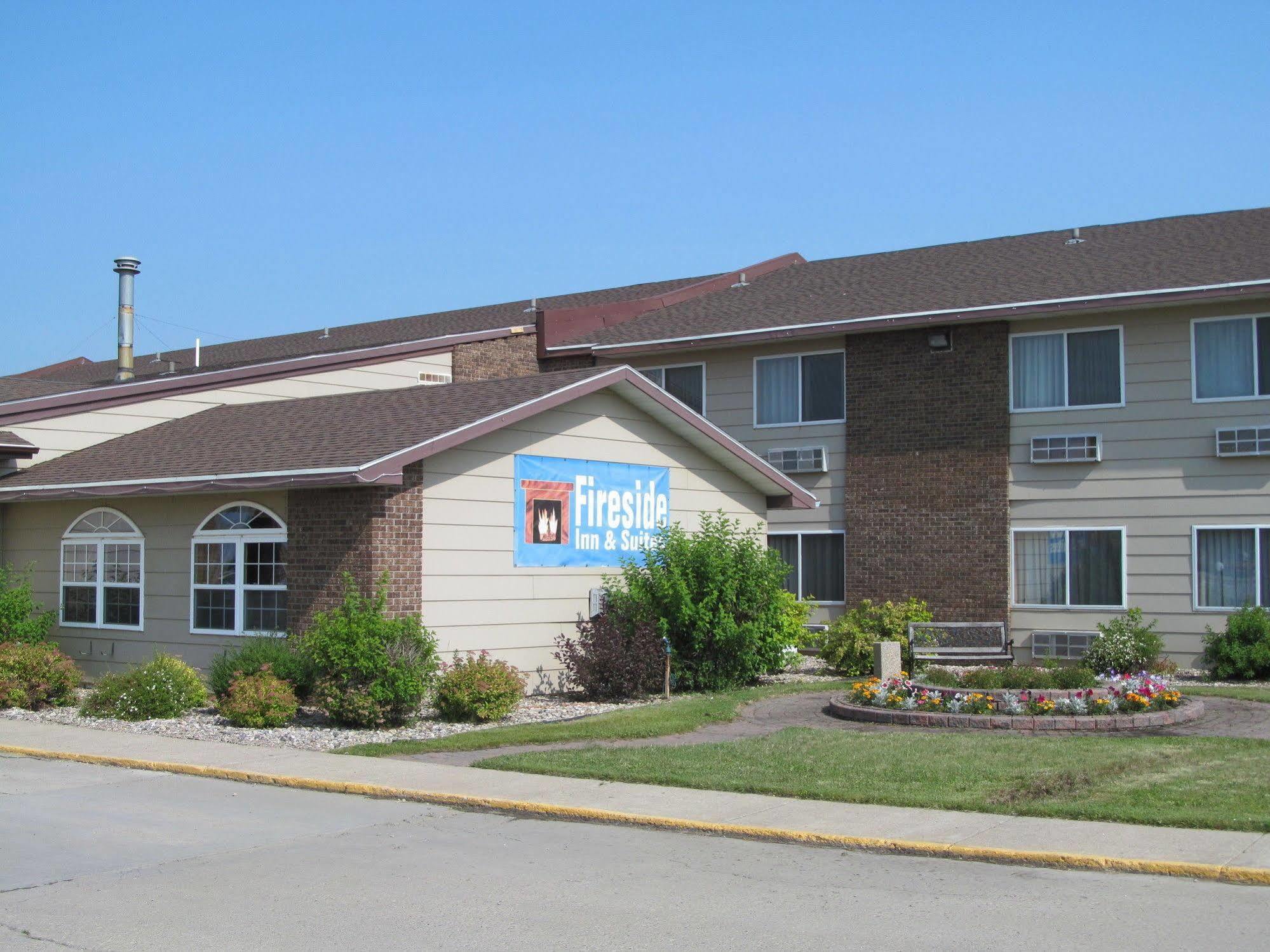 Fireside Inn And Suites Devils Lake Exterior foto